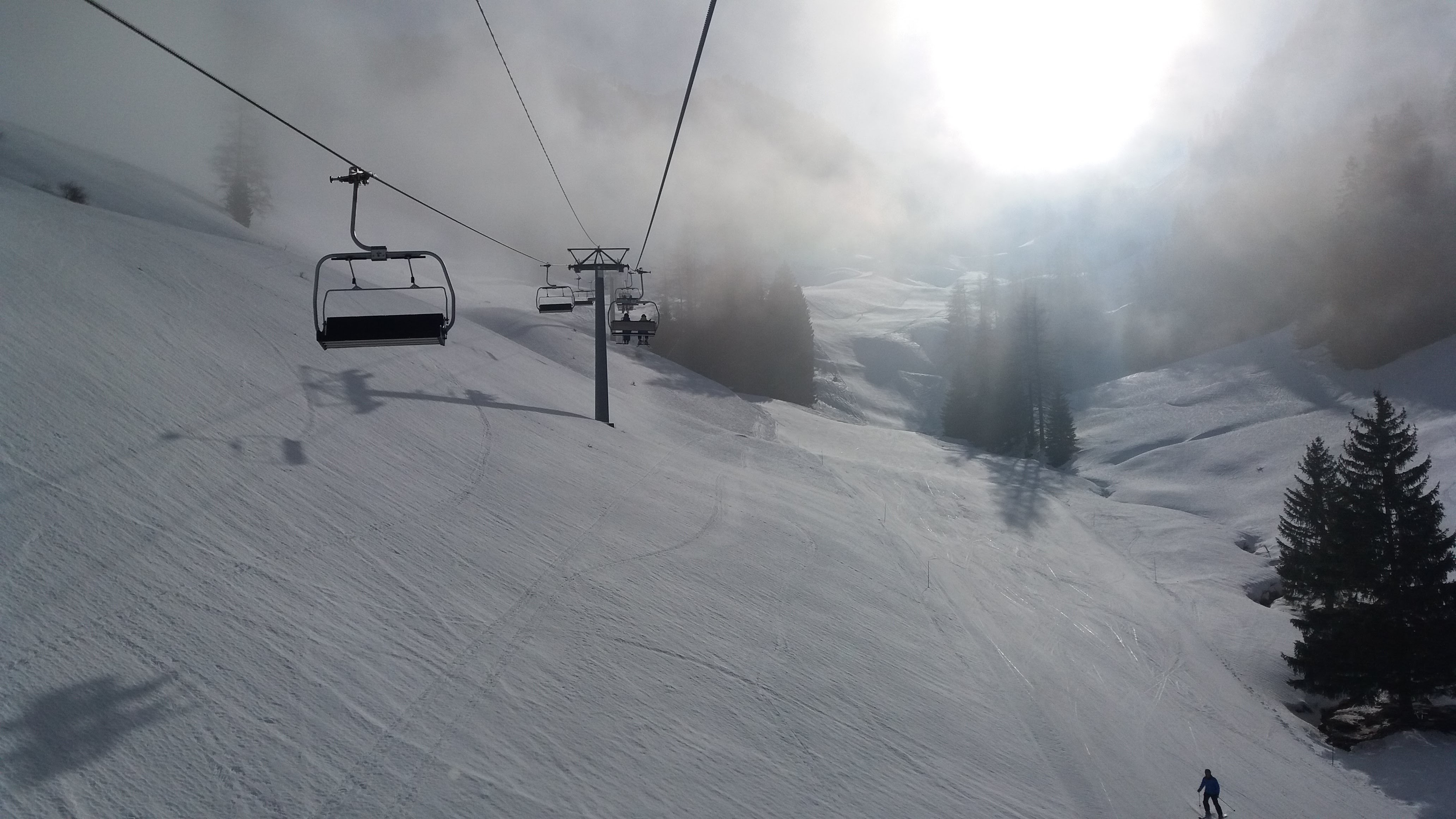 Vaud et Valais décident de conserver les restaurants et les domaines skiables ouverts